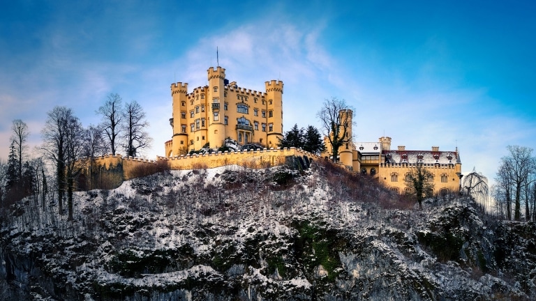 Schloss Hohenschwangau Winter Schnee Blauer Himmel König Ludwig