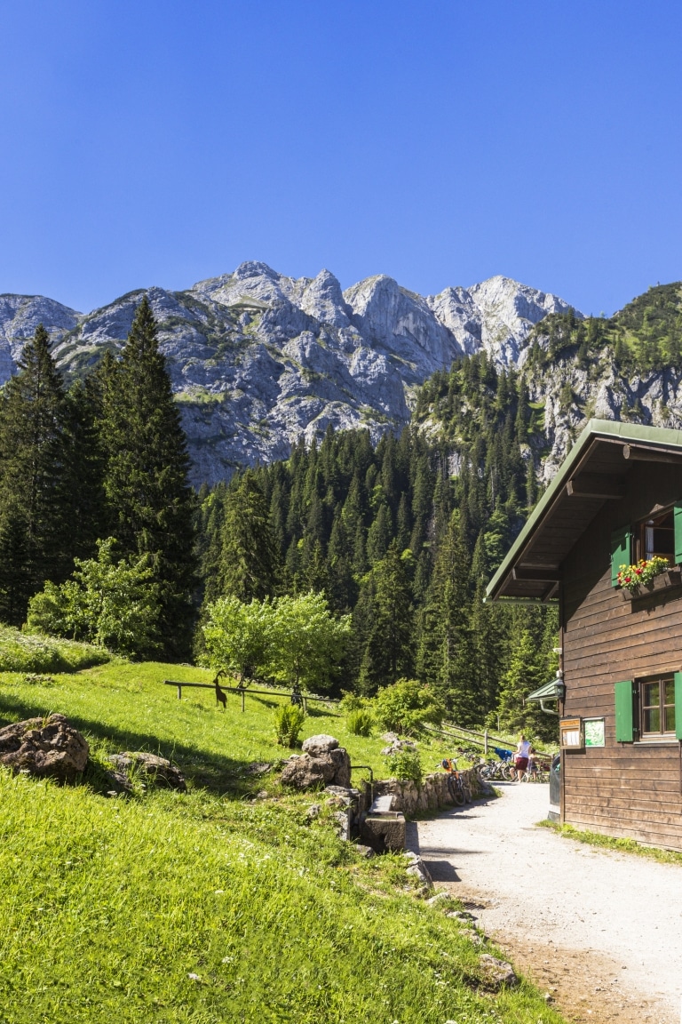Berge Sommer Wandern Hütte Grüne Wiesen Allgäu Blauer Himmel